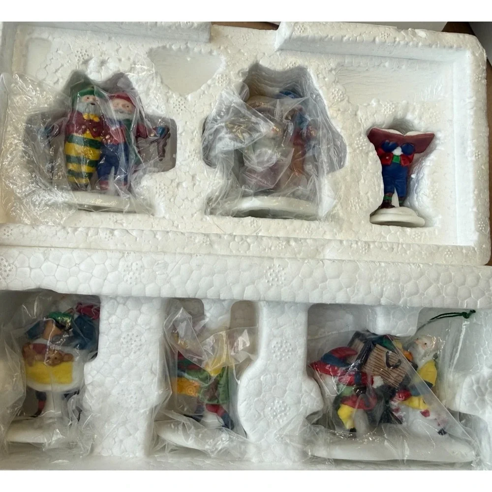 Dept 56 Heritage Village North Pole Series Toymaker Elves & Sing A Song For sant